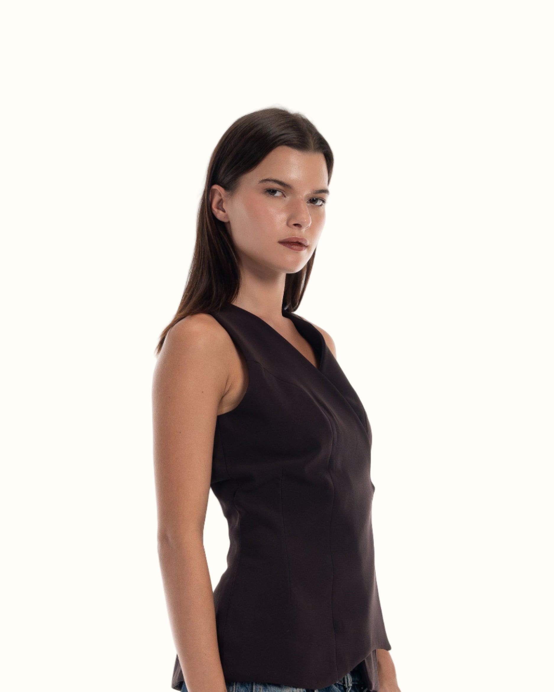 LUCE Woman wearing a brown vest of a side view