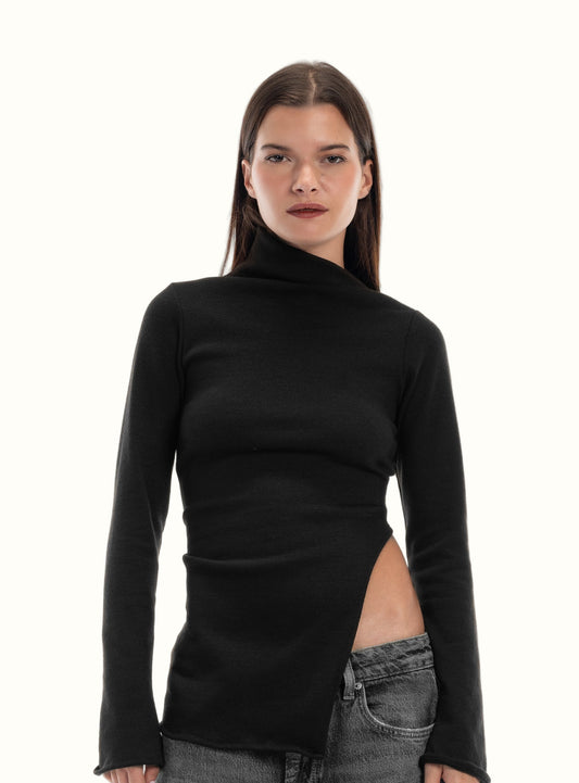 Woman wearing a black turtleneck and gray jeans LUCE