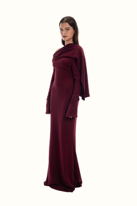 LUCE Woman wearing a burgundy Knit dress on a white background